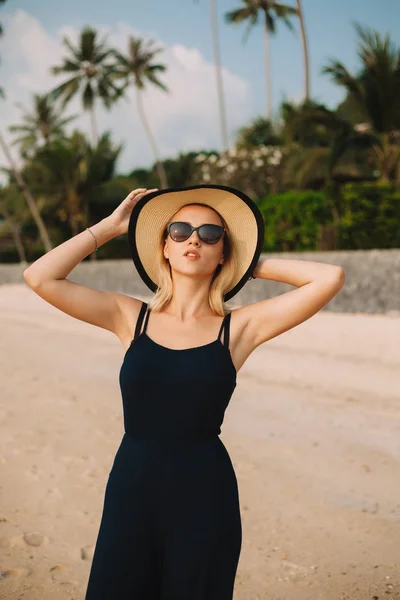 Atractiva Mujer Posando Sombrero Gafas Sol Vestido Playa Arena Del — Foto de Stock