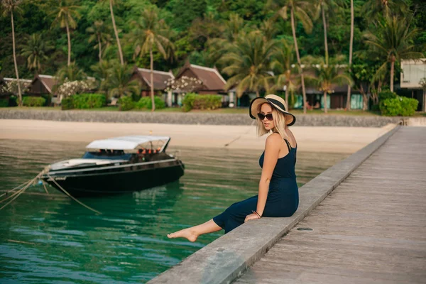 Şapka Elbise Okyanusu Yakınlarındaki Iskelede Oturup Güzel Kadın Yan Görünüm — Stok fotoğraf