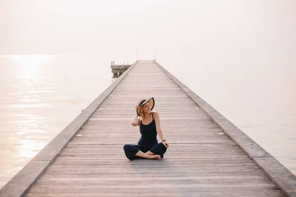 Happy Beautiful Woman Hat Sitting Pier Ocean — Stock Photo, Image