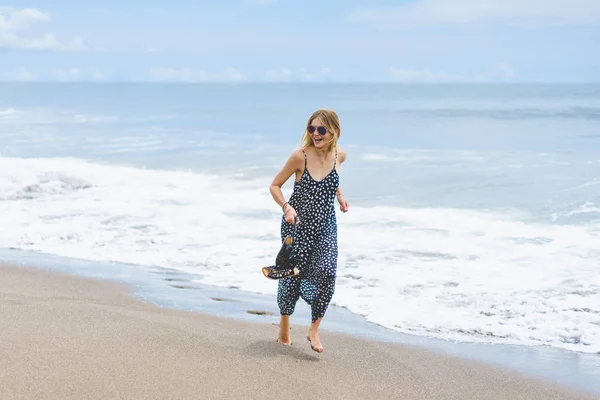 Krásná Dívka Naboso Dlouhých Šatech Běžící Pláži Oceánu — Stock fotografie zdarma
