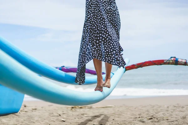 Vista Recortada Mujer Descalza Playa Arena Cerca Del Océano — Foto de stock gratis