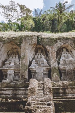 çevresinde, Bali, Endonezya antik tapınak kompleksi ve kral mezarları mimarisi ve yeşil bitkiler doğal görünümünü