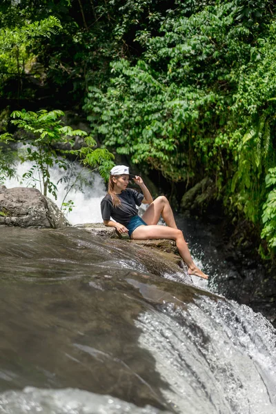 Side View Woman Cap Resting Rocks Aling Aling Waterfall Bali — Free Stock Photo