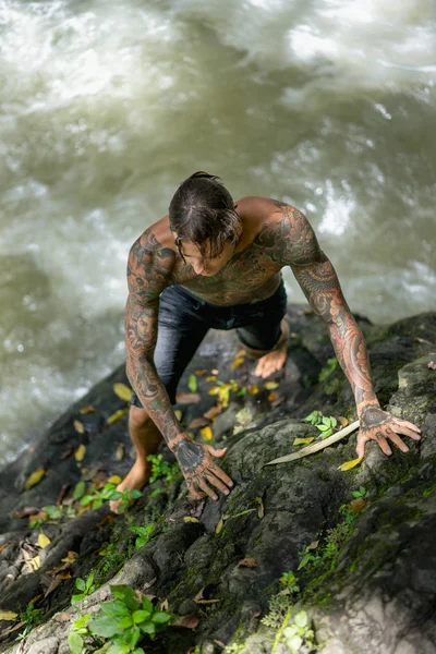 Overhead View Tattooed Man Climbing Rocks River Background Bali Indonesia — Stock Photo, Image