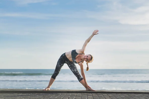 Foto de Grupo De Mulheres Asiáticas E Homens Fazendo Pilates Deitados Em  Tapetes De Yoga Na Aula De Aeróbica Jovens Esportivos De Joelhos Dobrados  No Chão E Colocar As Mãos Para Cima