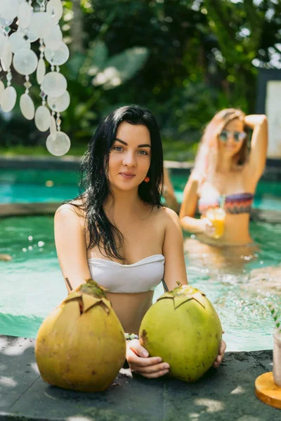 Grüne Kokosnüsse — Stockfoto