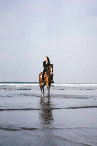 Widok Przodu Młodej Kobiety Jazda Konna Koń Widokiem Ocean — Zdjęcie stockowe