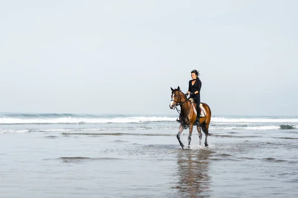 Kvinnliga Ridsport Ridning Häst Vågigt Vatten — Stockfoto