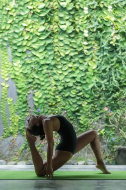 Eka reset rajakapotasana