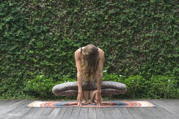 Pose del dedo del pie equilibrio en cuclillas — Foto de Stock