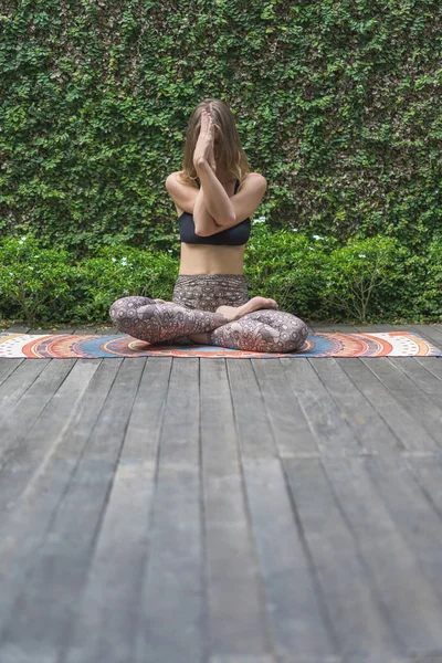 Mujer Joven Practicando Yoga Pose Loto Frente Pared Cubierta Hojas — Foto de Stock