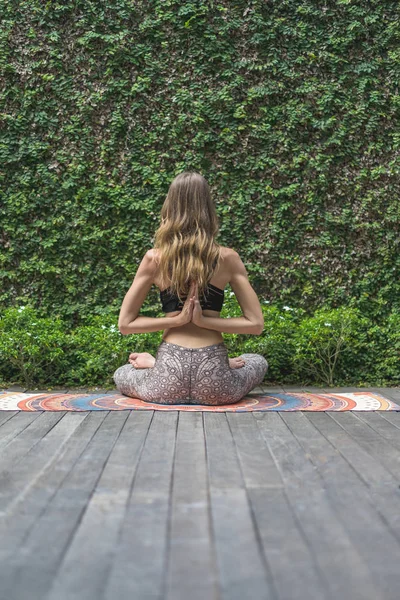 Zadní Pohled Ženy Cvičí Jógu Lotosu Představují Výrobu Namaste Gesto — Stock fotografie