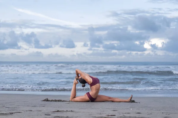 Berlatih yoga — Stok Foto