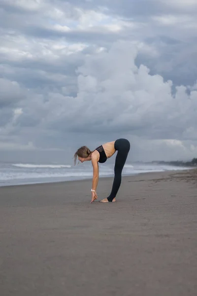 Ardha Uttanasana — Free Stock Photo