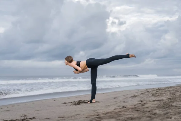 Joven Deportista Practicando Yoga Pose Guerrera Iii Virabhadrasana Iii Orillas — Foto de Stock