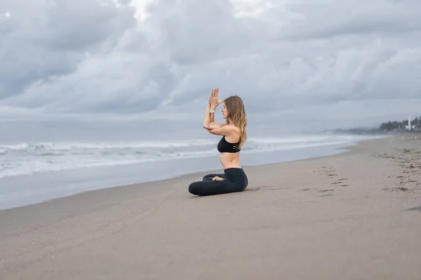 Hermosa Joven Practicando Yoga Pose Loto Orilla Del Mar Día — Foto de Stock