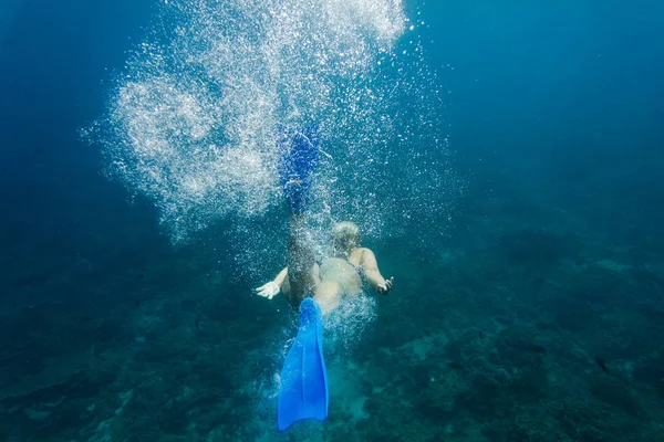 女性ビキニと単独で海でのダイビングのフィンの部分ビュー — ストック写真