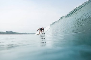 Sportif delikanlı binme surfboard Okyanusu