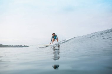 Sportif mayo binme surfboard Okyanusu yaz tatili sırasında atletik genç kadın