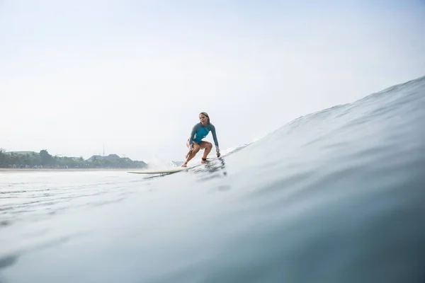 Attraktive Junge Frau Sportlichen Badeanzug Reitet Surfbrett Ozean — Stockfoto