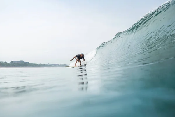 Ung Sportig Man Rider Surfbräda Havet — Gratis stockfoto