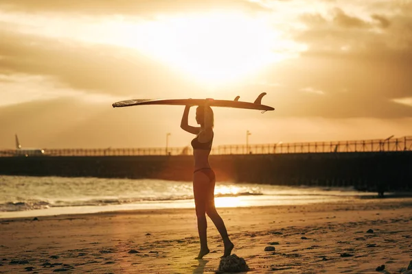 Femme Posant Avec Planche Surf Sur Tête Station Coucher Soleil — Photo