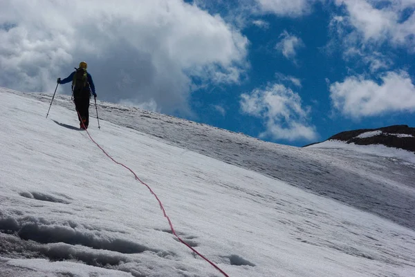 Personne randonnée dans les montagnes enneigées — Photo de stock