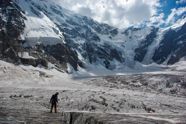 Person hiking in mountains — Stock Photo