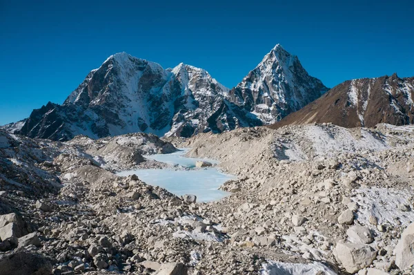 Paysage avec montagnes et lac — Photo de stock