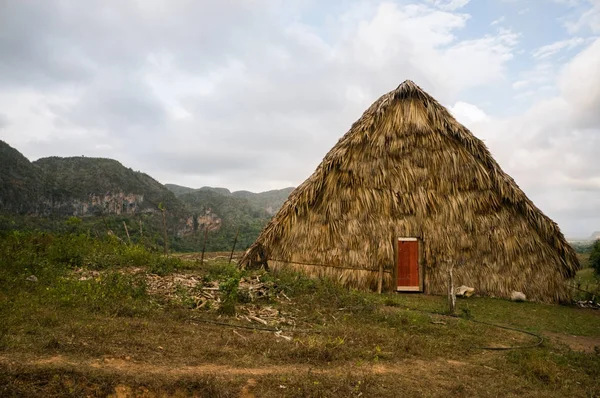 Pequena casa nas montanhas — Fotografia de Stock