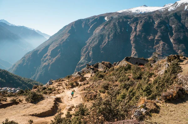 Paisaje con montañas rocosas - foto de stock