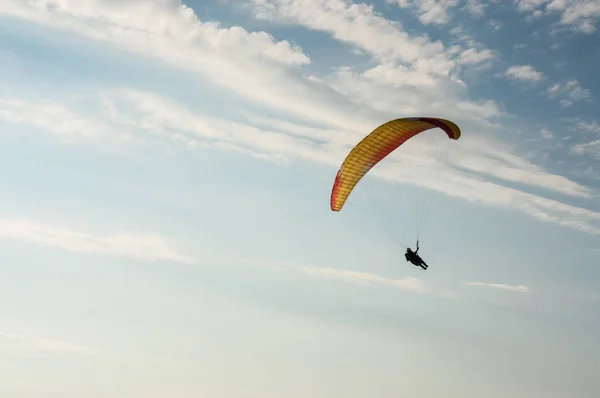 Person fliegt mit Gleitschirm — Stockfoto