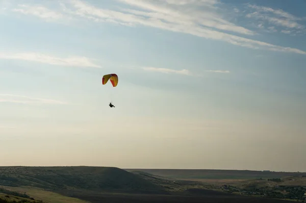 Person flying on paraplane — Stock Photo