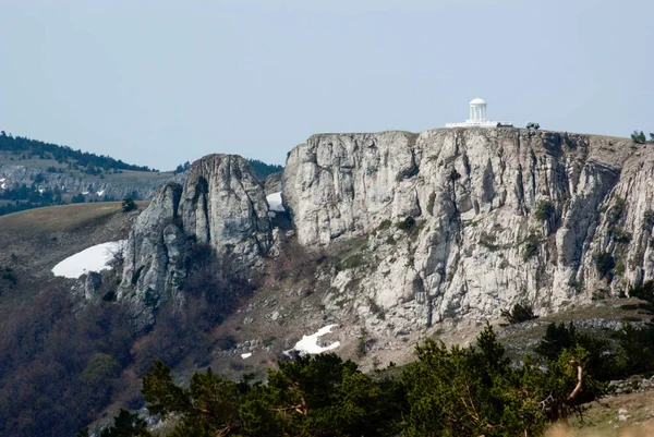 Falaise rocheuse avec ciel bleu — Photo de stock