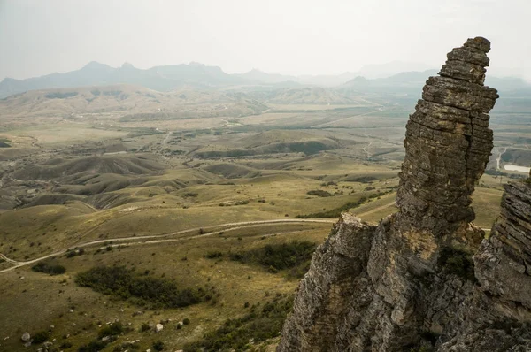 Acantilado en hermosas montañas - foto de stock