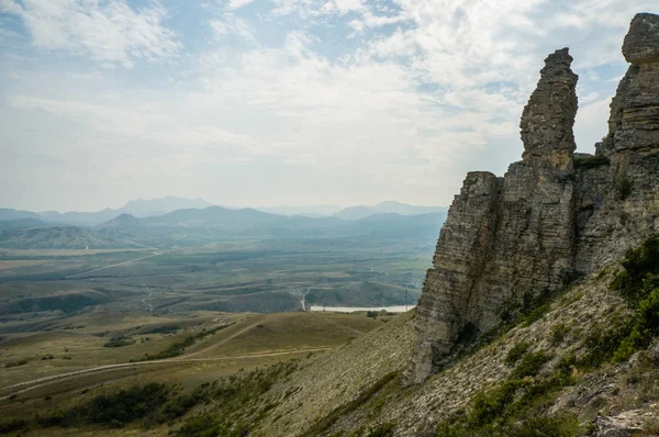 Acantilado en hermosas montañas - foto de stock