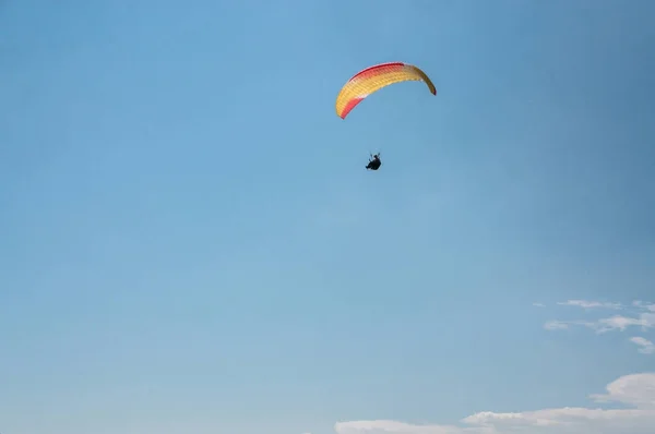 Man flying on paraglider — Stock Photo