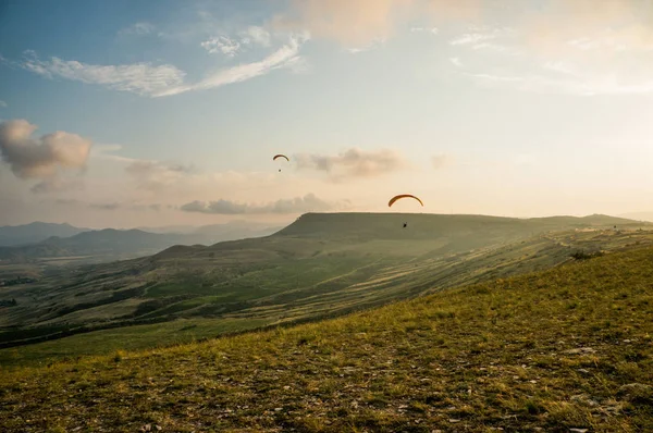 People flying on paragliders — Stock Photo