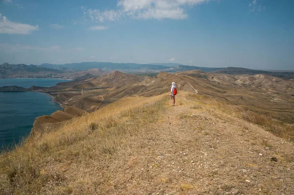 Femme dans les montagnes avec mer — Photo de stock