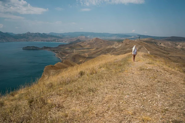 Жінка в горах з морем — стокове фото