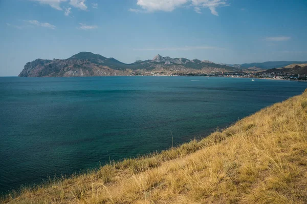 Montañas, mar y cielo azul - foto de stock