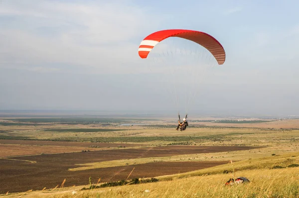 Person flying on paraplane — Stock Photo