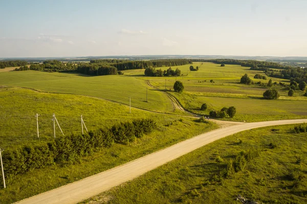 Route dans le champ vert — Photo de stock