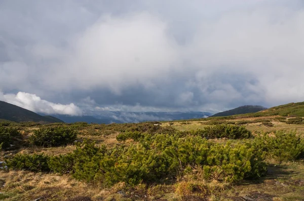 Montagnes et ciel nuageux — Photo de stock