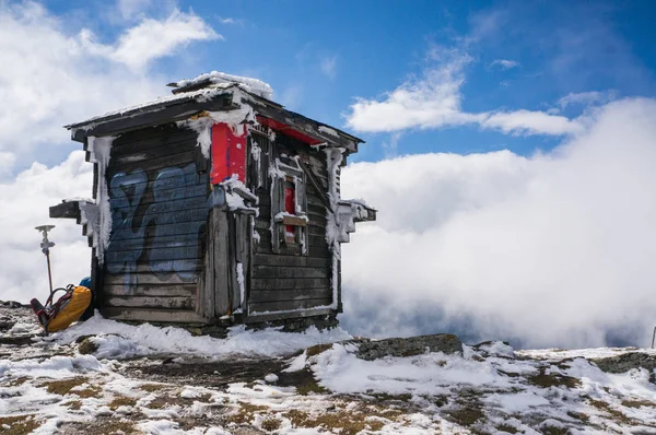 Casa de esquí en las montañas - foto de stock