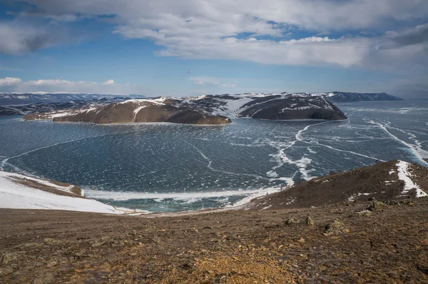 Замерзшее море и горы — стоковое фото