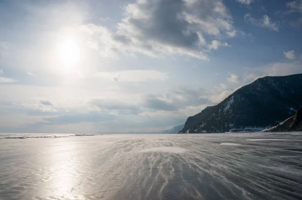 Mer gelée et montagnes avec rétro-éclairage — Photo de stock