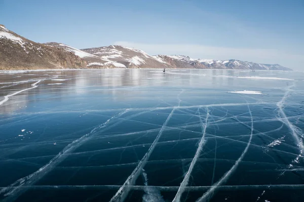 Río congelado en invierno - foto de stock