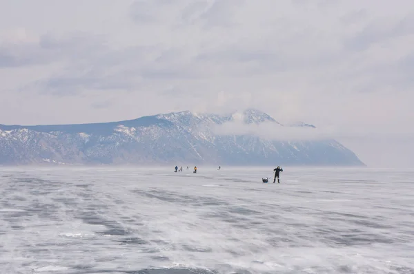 Personnes sur la rivière gelée — Photo de stock