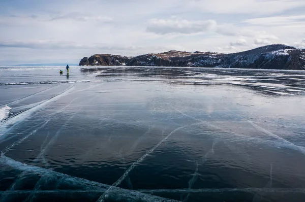 Fiume ghiacciato in inverno — Foto stock